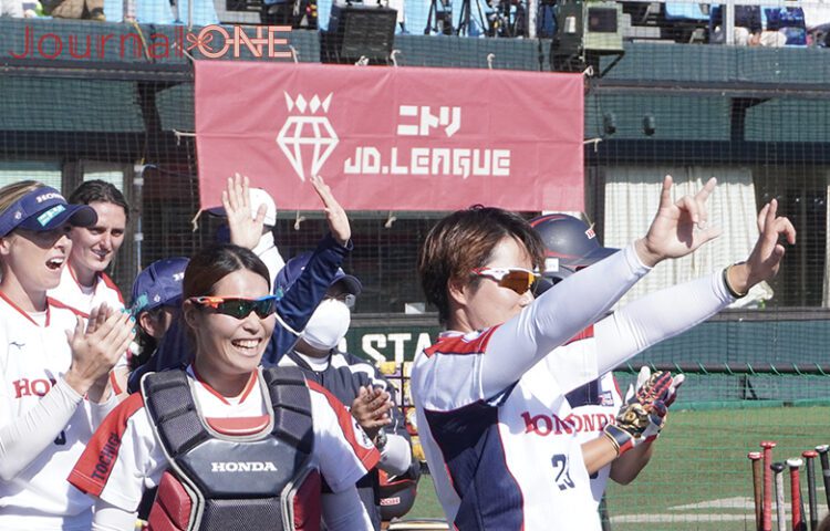JDrリーグ プレーオフ1回戦 先制して盛り上がるホンダベンチ