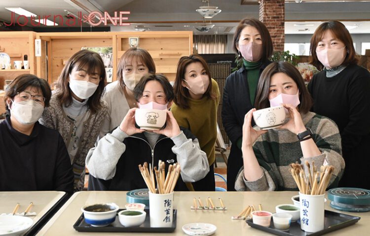 伊予銀行ヴェールズ 本間選手、吉金選手と砥部焼の女性作家グループ “とべりて”のみなさん -Journal-ONE撮影