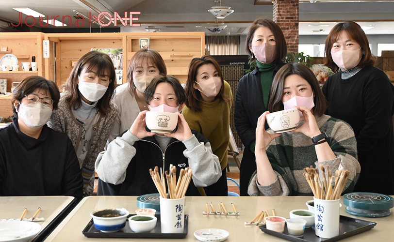 伊予銀行ヴェールズ 本間選手、吉金選手と砥部焼の女性作家グループ “とべりて”のみなさん -Journal-ONE撮影