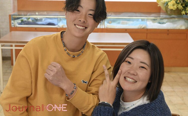 真珠アクセサリー作り体験の作品を身につける本間選手・吉金選手 -Journal-ONE撮影