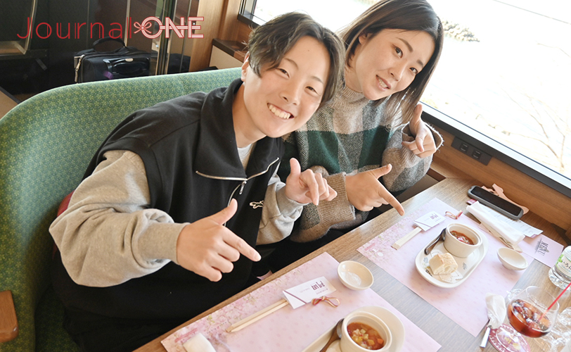 伊予灘ものがたりのランチを前に嬉しそうな本間選手、吉金選手 -Journal-ONE撮影