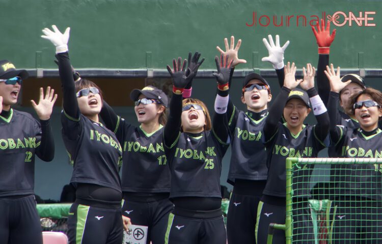 JDリーグ2023開幕戦・反撃に盛り上がる伊予銀行ヴェールズのベンチ-Journal-ONE撮影