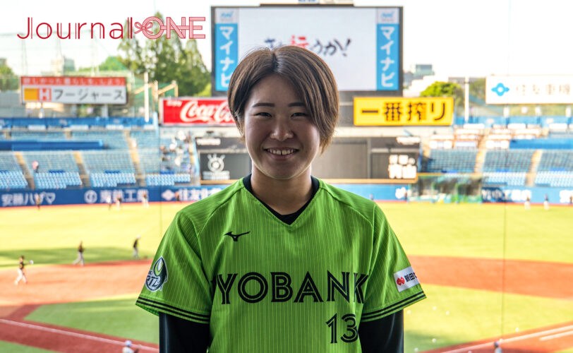 東京ヤクルトスワローズvs阪神タイガース "松山DAY" 始球式に登場したスワローズ・久保拓眞投手の実妹で女子ソフトボール選手の久保和咲さん（伊予銀行ヴェールズ）-Journal-ONE撮影