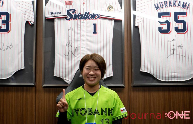 東京ヤクルトスワローズvs阪神タイガース "松山DAY" 始球式に登場したスワローズ・久保拓眞投手の実妹で女子ソフトボール選手の久保和咲さん（伊予銀行ヴェールズ）-Journal-ONE撮影