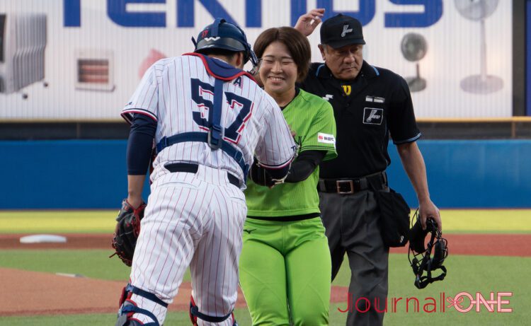 東京ヤクルトスワローズvs阪神タイガース "松山DAY" 始球式に登場したスワローズ・久保拓眞投手の実妹で女子ソフトボール選手の久保和咲さん(伊予銀行ヴェールズ)-Journal-ONE撮影