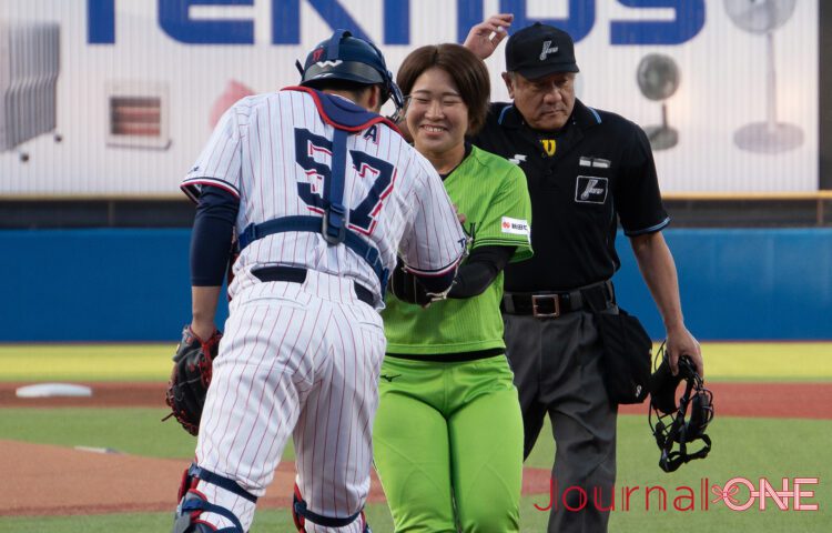 東京ヤクルトスワローズvs阪神タイガース "松山DAY" 始球式に登場したスワローズ・久保拓眞投手の実妹で女子ソフトボール選手の久保和咲さん（伊予銀行ヴェールズ）-Journal-ONE撮影