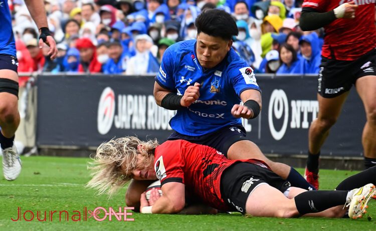 ジャパンラグビー リーグワン プレーオフ 必死にボールをキープする南アフリカ代表SH ファフ・デクラーク選手 Faf De Klerk(横浜キヤノンイーグルス)-Journal-ONE撮影