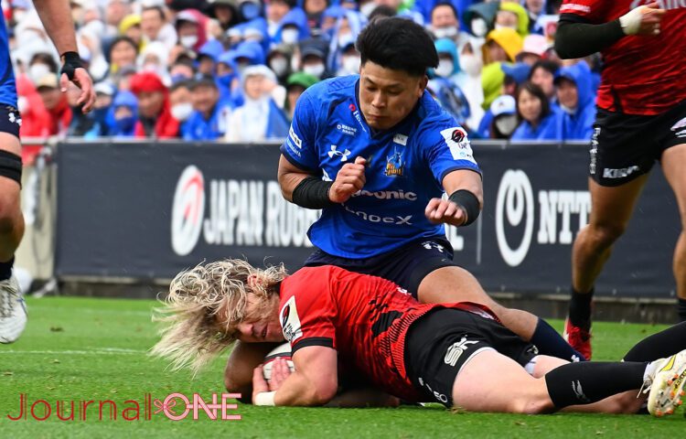 ジャパンラグビー リーグワン プレーオフ 必死にボールをキープする南アフリカ代表SH ファフ・デクラーク選手 Faf De Klerk(横浜キヤノンイーグルス)-Journal-ONE撮影