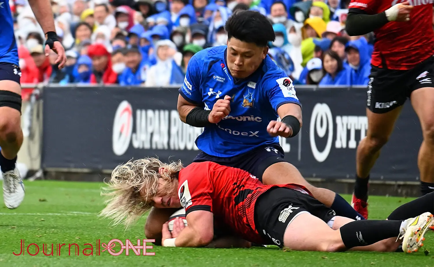 ジャパンラグビー リーグワン プレーオフ 必死にボールをキープする南アフリカ代表SH ファフ・デクラーク選手 Faf De Klerk(横浜キヤノンイーグルス)-Journal-ONE撮影