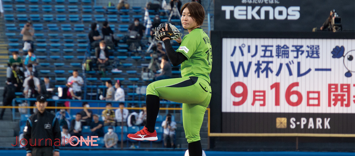 東京ヤクルトスワローズvs阪神タイガース "松山DAY" 始球式で豪快な投球を見せるスワローズ・久保拓眞投手の実妹で女子ソフトボール選手の久保和咲さん（伊予銀行ヴェールズ）-Journal-ONE撮影