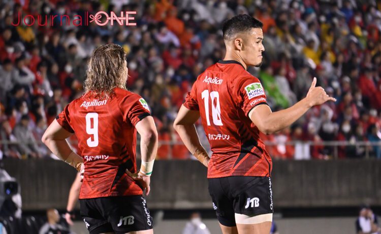 ジャパンラグビー リーグワン プレーオフ 東京サントリーサンゴリアスvs横浜キヤノンイーグルス Canonのファフ・デクラーク（Faf De Klerk）選手と田村優選手-Journal-ONE撮影