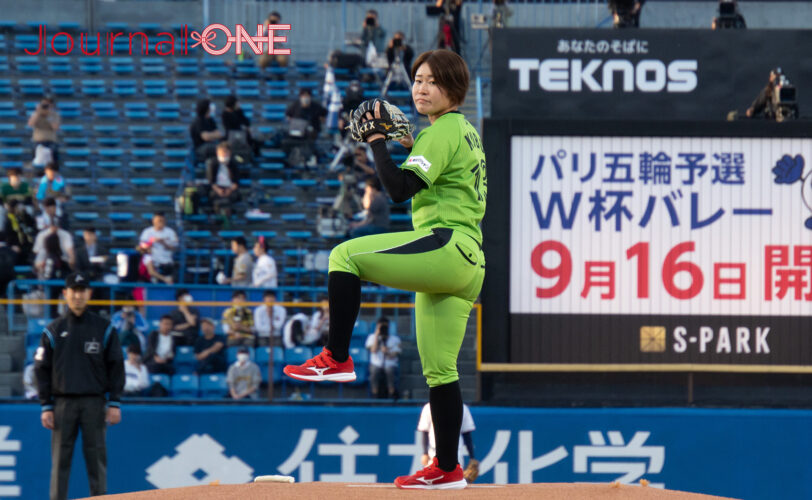 東京ヤクルトスワローズvs阪神タイガース "松山DAY" 始球式で豪快な投球を見せるスワローズ・久保拓眞投手の実妹で女子ソフトボール選手の久保和咲さん（伊予銀行ヴェールズ）-Journal-ONE撮影