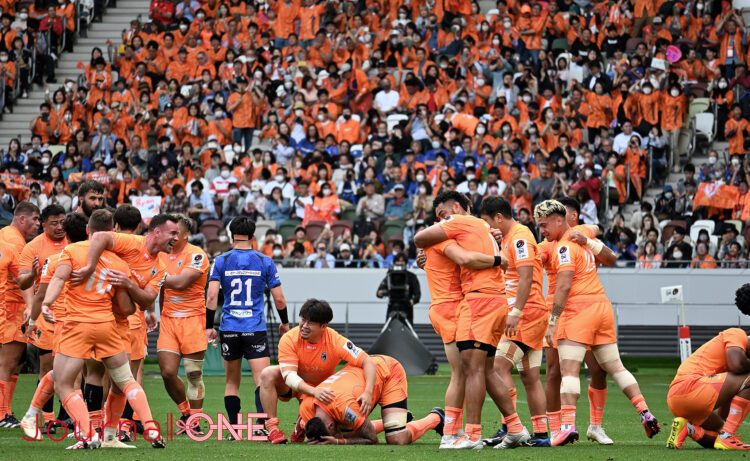 ジャパンラグビー リーグワン プレーオフ 埼玉パナソニックワイルドナイツvsクボタスピアーズ船橋・東京ベイの決勝戦 創部以来の初優勝を飾り喜ぶKubotaの選手たち-Journal-ONE撮影