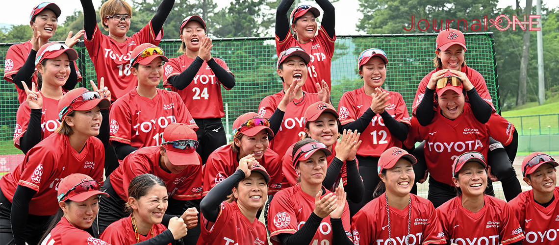 女子ソフトボール JDリーグ交流戦 予備節 トヨタレッドテリアーズ 勝利を喜ぶ選手たち-Journal-ONE撮影