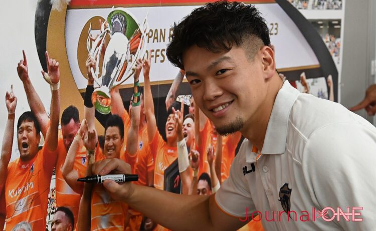 ラグビー リーグワン 優勝したクボタスピアーズ船橋・東京ベイの優勝報告会（船橋市役所）で笑顔を見せる根塚洸雅選手-Journal-ONE撮影