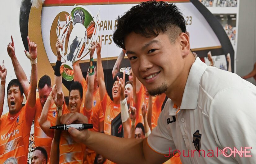 ラグビー リーグワン 優勝したクボタスピアーズ船橋・東京ベイの優勝報告会（船橋市役所）で笑顔を見せる根塚洸雅選手-Journal-ONE撮影