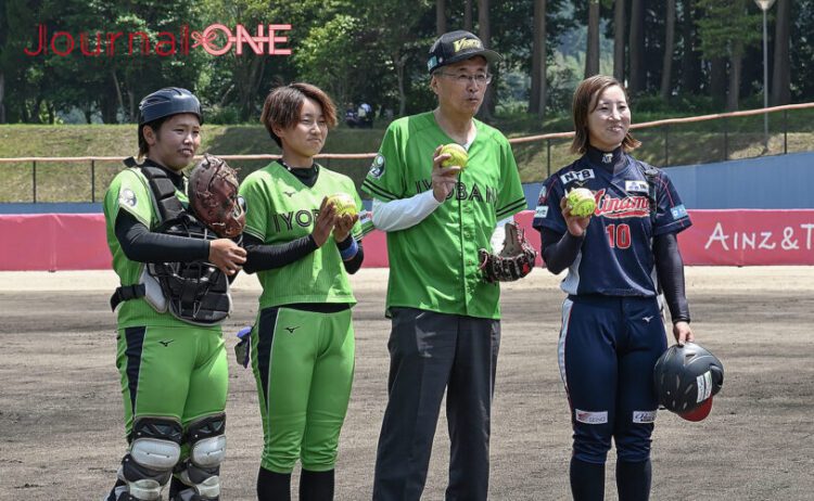 女子ソフトボール JDリーグ交流戦 最終戦 伊予銀行ヴェールズホームゲームを誘致した愛媛県西予市の管家一夫市長-Journal-ONE撮影