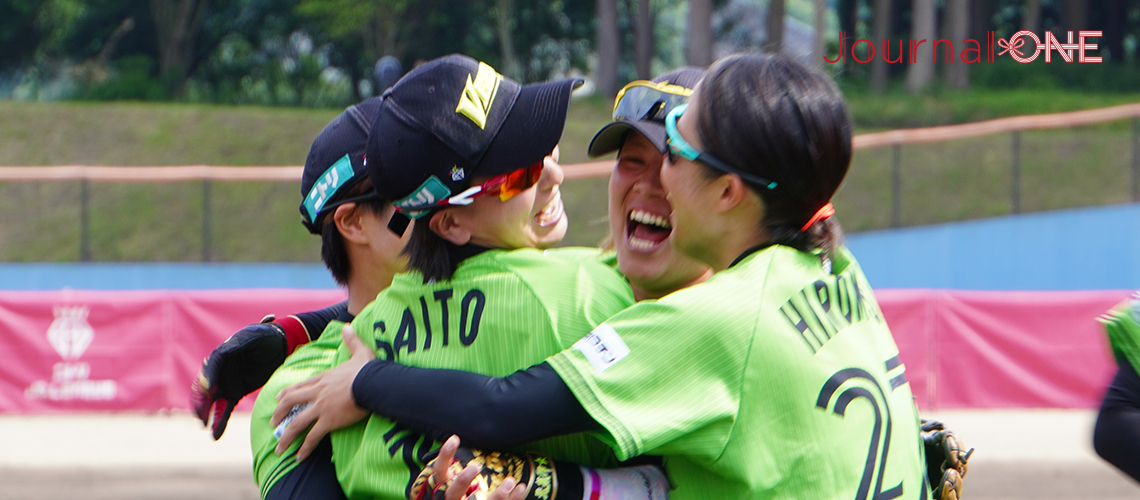 女子ソフトボール JDリーグ交流戦 愛媛県西予市・地元開催で勝利し喜ぶ伊予銀行ヴェールズの選手たち-Journal-ONE撮影