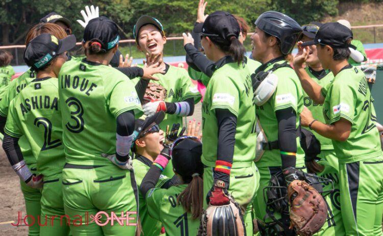 女子ソフトボール JDリーグ交流戦 最終戦に勝利し喜ぶ伊予銀行ヴェールズの選手たち-Journal-ONE撮影