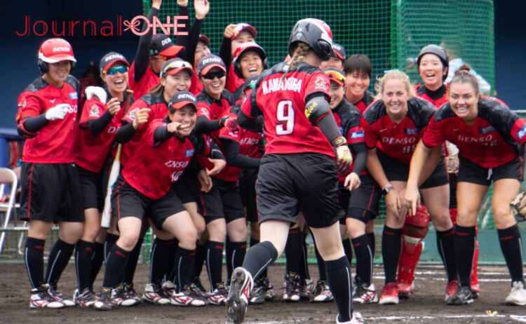 女子ソフトボール JDリーグ交流戦 本塁打を放った川村 莉沙選手を迎えるデンソーブライトペガサスの選手たち-Journal-ONE撮影