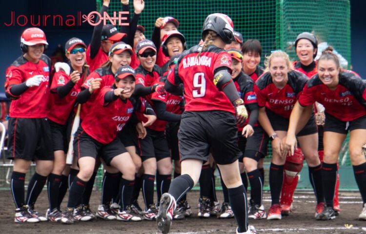 女子ソフトボール JDリーグ交流戦 本塁打を放った川村 莉沙選手を迎えるデンソーブライトペガサスの選手たち-Journal-ONE撮影