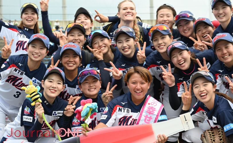 女子ソフトボール JDリーグ交流戦 最終戦に勝利し喜ぶ大垣ミナモの選手たち-Journal-ONE撮影