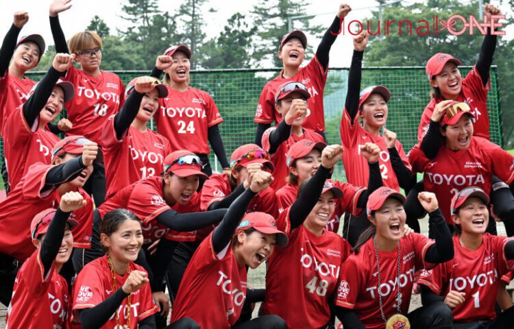 女子ソフトボール JDリーグ交流戦 予備節 トヨタレッドテリアーズ 勝利を喜ぶ選手たち-Journal-ONE撮影