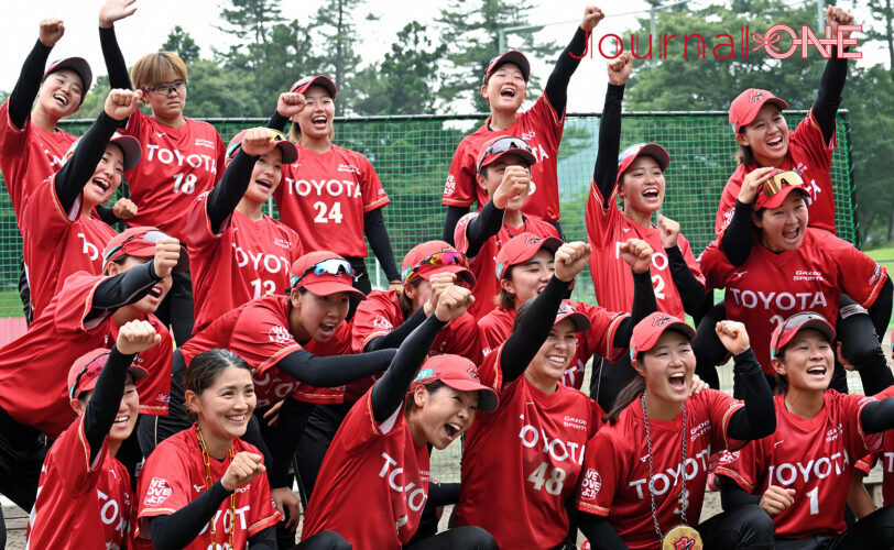 女子ソフトボール JDリーグ交流戦 予備節 トヨタレッドテリアーズ 勝利を喜ぶ選手たち-Journal-ONE撮影