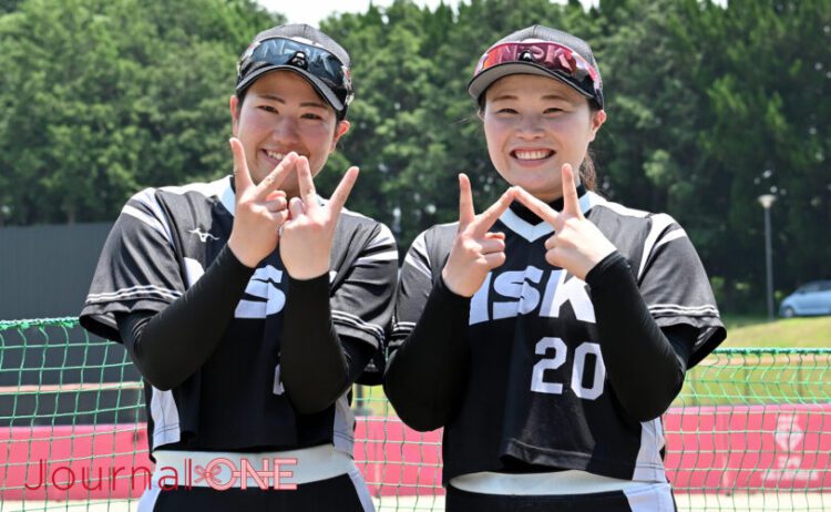 女子ソフトボール JDリーグ交流戦 日本精工ブレイブベアリーズの山田 玲菜投手と弓納持 あみ選手-Journal-ONE撮影