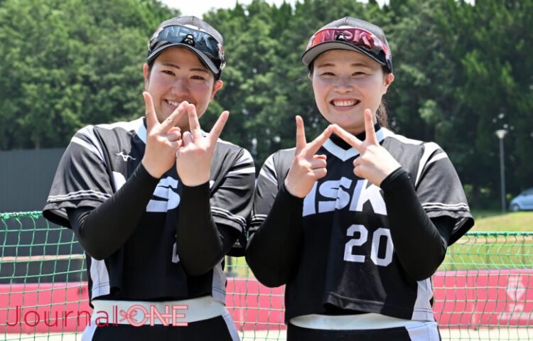 女子ソフトボール JDリーグ交流戦 日本精工ブレイブベアリーズの山田 玲菜投手と弓納持 あみ選手-Journal-ONE撮影
