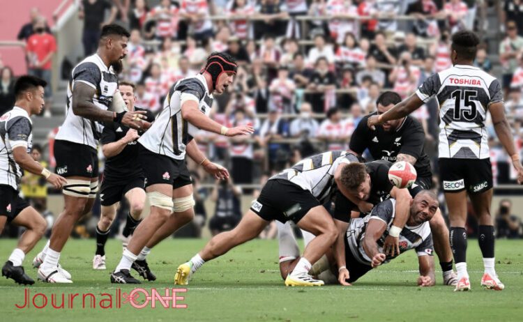 リポビタンD2023| JAPAN XV vs All Blacks XV| タックルされてボールを送り出す日本代表のキャプテン リーチマイケル選手-Journal-ONE撮影