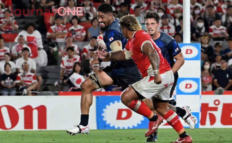 リポビタンD2023| JAPAN vs トンガ | ボールを運ぶ日本代表のアマト・ファカタヴァ(Amato Fakatava)選手(リコーブラックラムズ東京)-Journal-ONE撮影