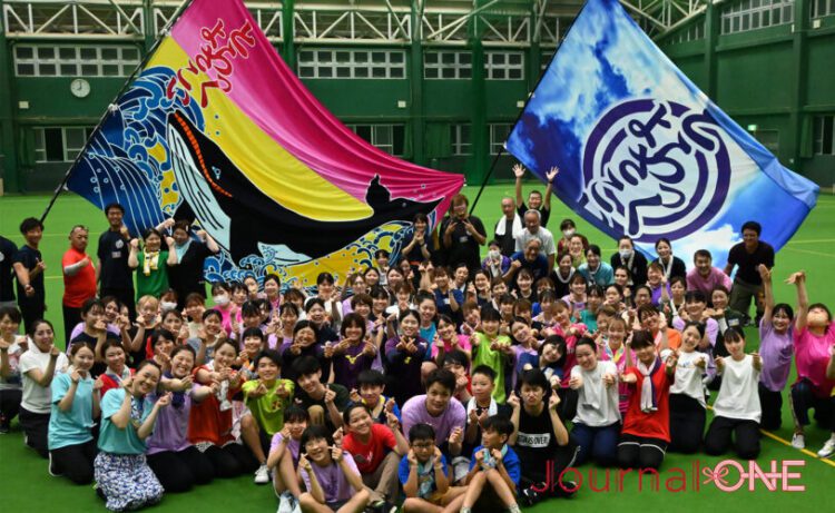 【四国を元気に!】高知・よさこい祭りで演舞を披露する "とらっくよさこい(ちふれ)" の皆さんと練習で交流する女子ソフト・伊予銀行VERTZの黒木美紀投手、齋藤明日香選手、瀧川愛海選手-Journal-ONE撮影