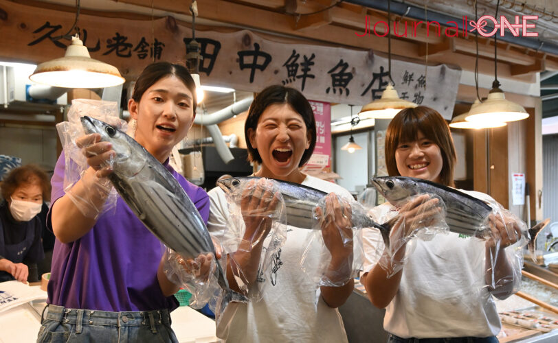 【四国を元気に!】女子ソフト・伊予銀行VERTZの黒木美紀投手、齋藤明日香選手、瀧川愛海選手が、久礼大正町市場・田中鮮魚店で高知グルメ・鰹の藁焼き体験に挑戦‐Journal-ONE撮影
