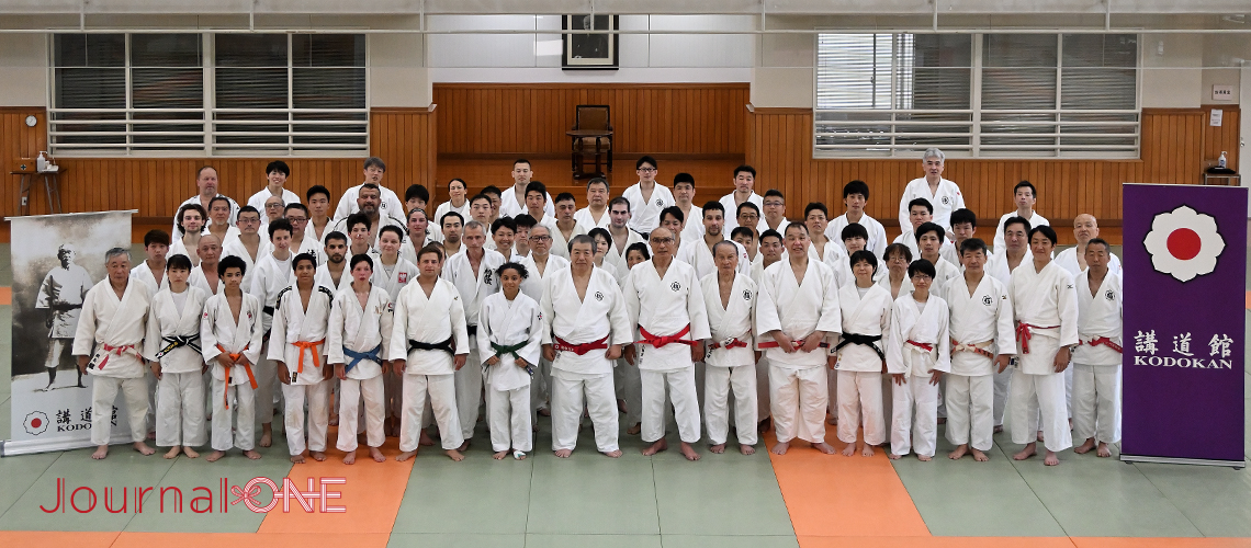 柔道の総本山・講道館が初めて企画した初心者も参加できる朝稽古に参加した人たちと先生方（講道館大道場にて）-Journal-ONE撮影