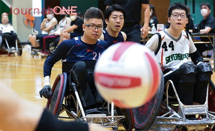 車いすラグビー 日本選手権予選の東京大会でボールを追うTOHOKU STORMERSとSILVER BACKS の一戦-Journal-ONE撮影