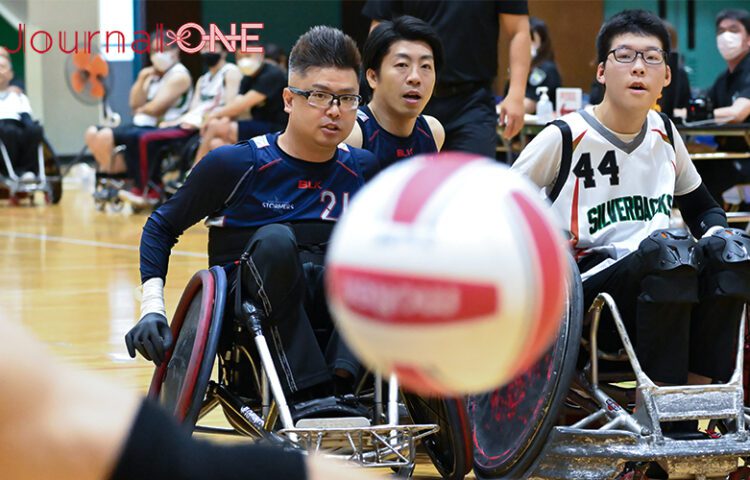 車いすラグビー 日本選手権予選の東京大会でボールを追うTOHOKU STORMERSとSILVER BACKS の一戦-Journal-ONE撮影