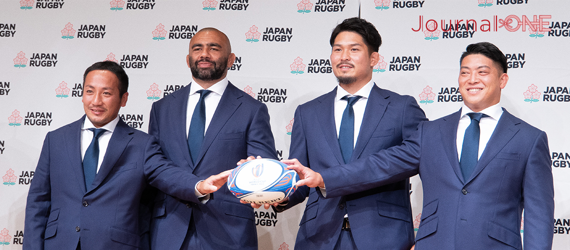 ・9/10（日）20:00 日本 vs. チリ ・9/18（月）4:00　イングランド vs. 日本 ・9/29（金）4:00　日本 vs. サモア ラグビー日本代表 33名が決まり新宿 ヒルトン東京での会見に臨む姫野和樹主将、流大副主将、リーチマイケル選手、坂手淳史選手-Journal-ONE撮影