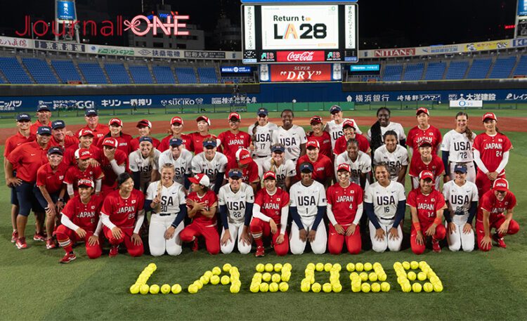 日米対抗ソフトボール2023 横浜スタジアムで行われた第3戦 試合集合後に集合してLos Angelesオリンピックでの競技復活を願う日本代表、アメリカ代表の選手たち -Journal-ONE撮影