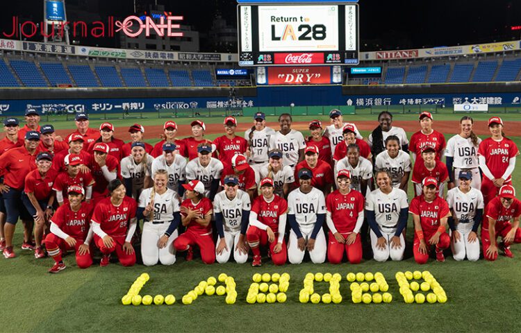 日米対抗ソフトボール2023 横浜スタジアムで行われた第3戦 試合集合後に集合してLos Angelesオリンピックでの競技復活を願う日本代表、アメリカ代表の選手たち -Journal-ONE撮影