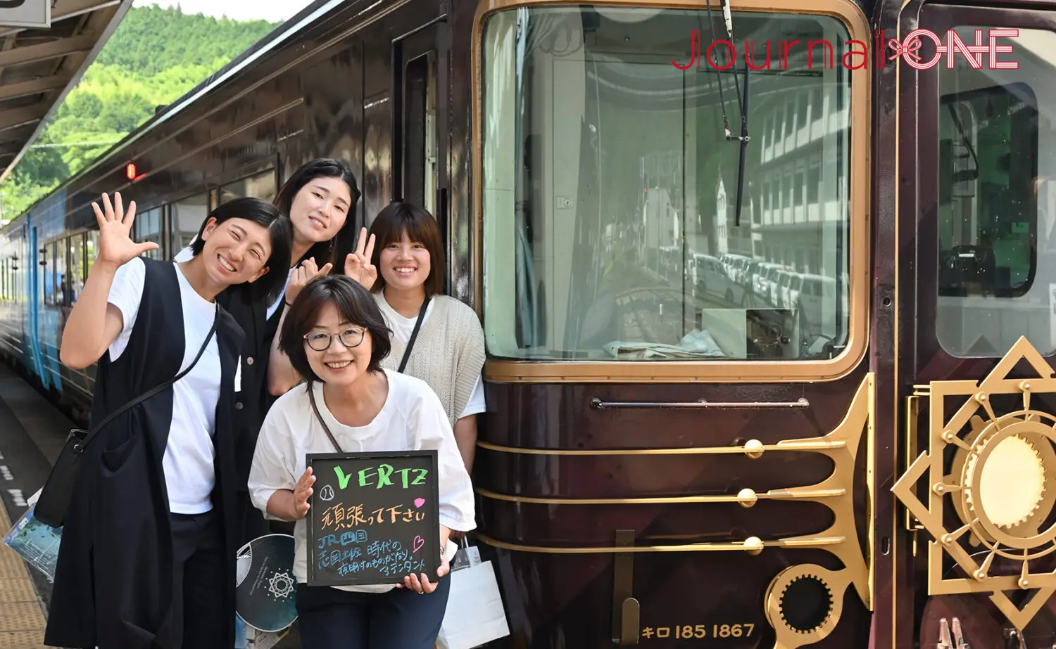 【四国を元気に!】JR四国の人気観光列車「志国土佐 時代（トキ）の夜明けのものがたり」に乗車する女子ソフト・伊予銀行VERTZの黒木美紀投手、齋藤明日香選手、瀧川愛海選手‐Journal-ONE撮影/ジャーナルワン