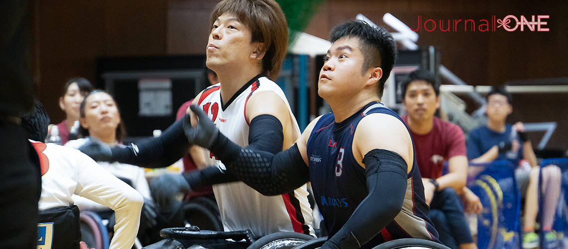 車いすラグビー 日本選手権予選の東京大会でボールを奪い合う橋本勝也選手（TOHOKU STORMERS）と峰島靖選手（AXE）-Journal-ONE撮影
