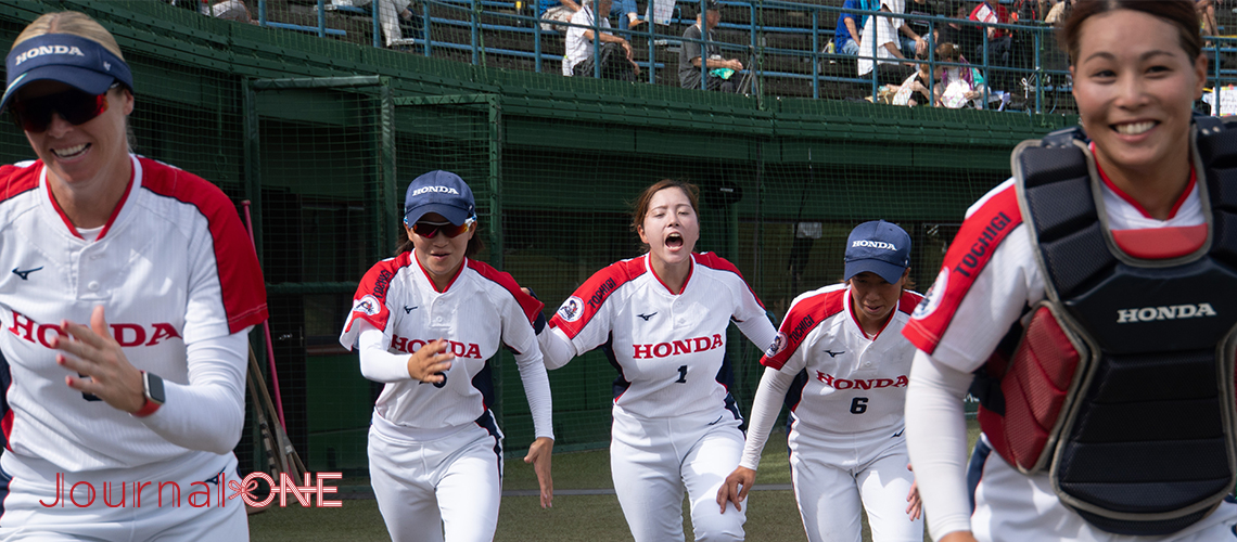 女子ソフトボール JDリーグ後半戦開幕| ホンダリベルタの菱谷香実選手を中心に明るくアップする選手たち-Journal-ONE撮影