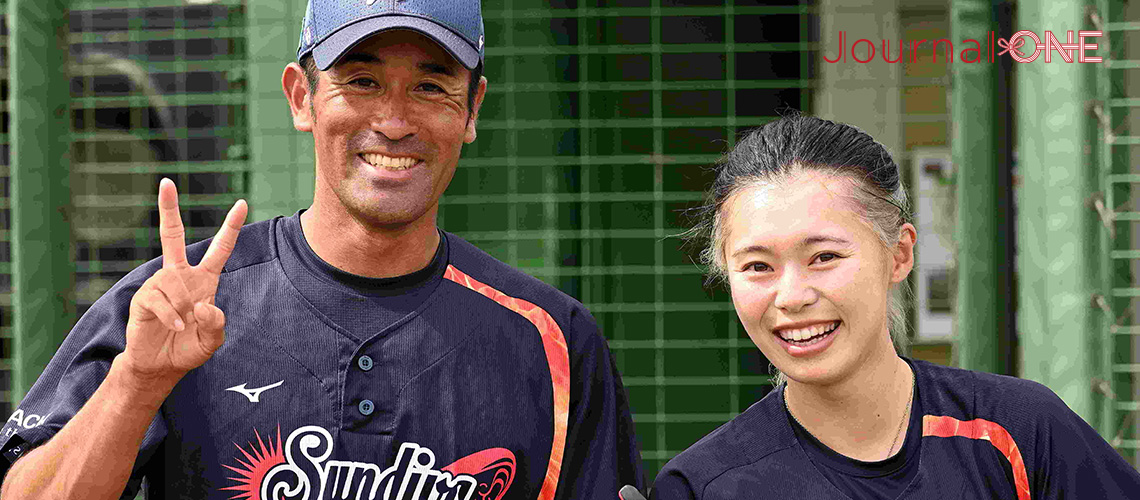 女子ソフトボール JDリーグ後半戦開幕| 太陽誘電ソルフィーユ戦で完投勝利を挙げた長谷川鈴夏投手と好投を称える村山修次監督（日立サンディーバ）-Journal-ONE撮影