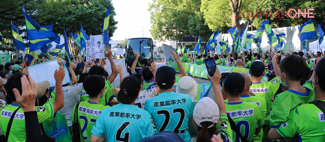 レモンガススタジアムでベルマーレの選手たちが乗ったバスをチャントと声援で出迎える湘南サポーターたち -Journal-ONE撮影