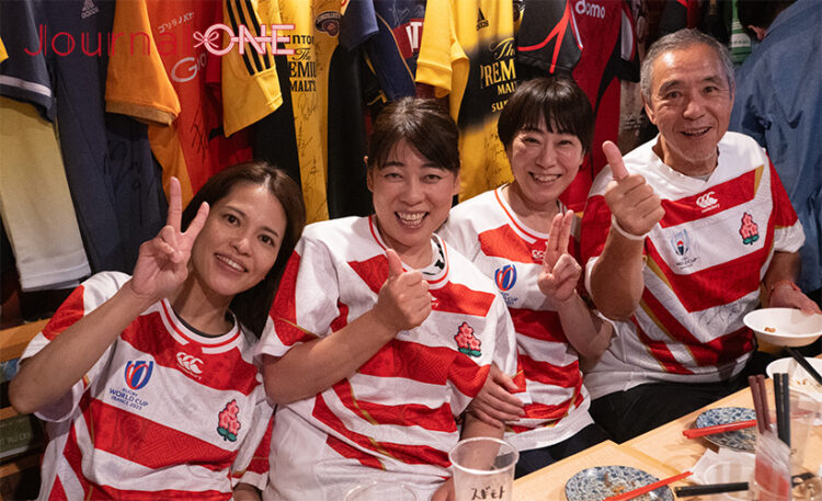 ラグビーワールドカップ2023フランス大会| 日本代表vsチリ代表の一戦をライブ観戦するイベントが開催された大阪市北浜の居酒屋 ラグビー部マーラーで再会した里 勢津子さんと杉本 由佳利さん-Journal-ONE撮影