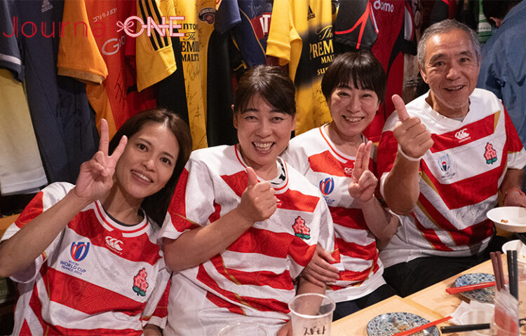 ラグビーワールドカップ2023フランス大会| 日本代表vsチリ代表の一戦をライブ観戦するイベントが開催された大阪市北浜の居酒屋 ラグビー部マーラーで再会した里 勢津子さんと杉本 由佳利さん-Journal-ONE撮影