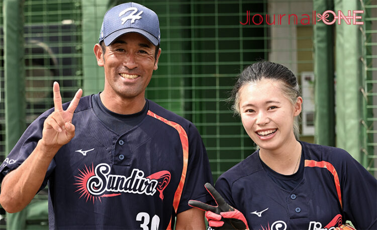 女子ソフトボール JDリーグ後半戦開幕| 太陽誘電ソルフィーユ戦で完投勝利を挙げた長谷川鈴夏投手と好投を称える村山修次監督（日立サンディーバ）-Journal-ONE撮影
