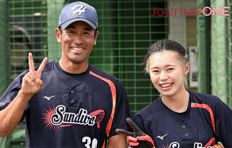 女子ソフトボール JDリーグ後半戦開幕| 太陽誘電ソルフィーユ戦で完投勝利を挙げた長谷川鈴夏投手と好投を称える村山修次監督（日立サンディーバ）-Journal-ONE撮影