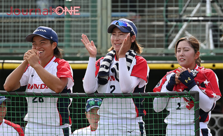 ソフトボール・JDリーグ後半戦開幕| 大垣ミナモ戦を前にリラックスするホンダリベルタの強力打線を担う塚本蛍選手、木村愛選手、菱谷香実選手-Journal-ONE撮影